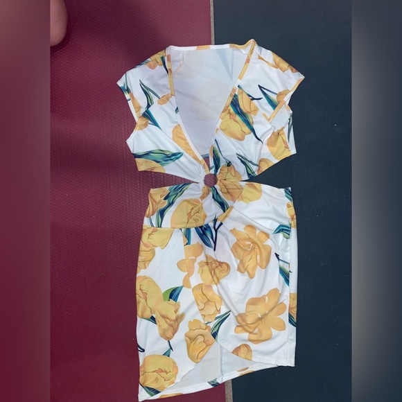 Dresses & Skirts - super cute cutout dress summery yellow floral print